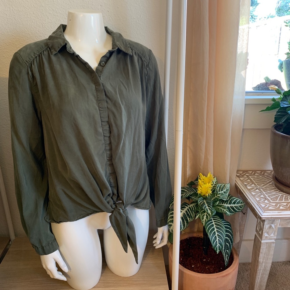 🌲 velvet heart tie-front green button-down 🌲